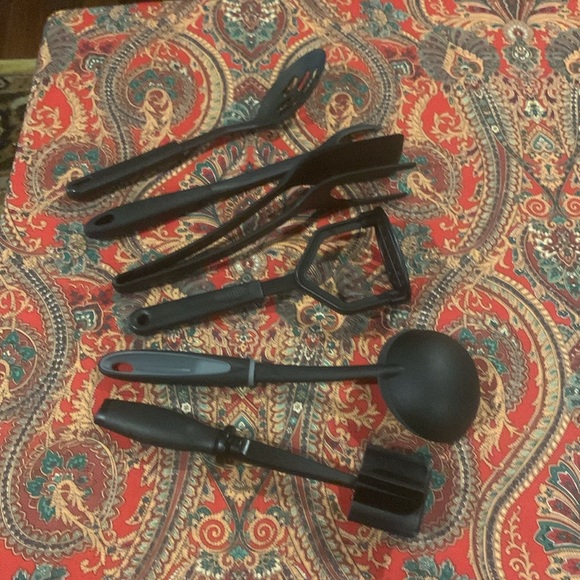 Bundle of 6 black kitchen utensils. Mixed brands. See photos for details. - Picture 16 of 16